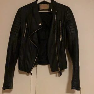 Svart skinnjacka  - En fin svart skinnjacka, passar väldigt bra till våren/hösten :). Kommer inte till andvändning. Den är i storlek 38 passar även 36 väldigt bra 💕