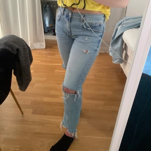 Zara jeans💘💘 - Finns det ett intresse av någon för dessa jeans? Köpta för ca 1 år sedan på zara, finns nu inte längre kvar. Storlek 40, dem är lågmidjade. Jag är 165/170cm lång, är vanligtvis en 36/38 och dem sitter helt perfekt på mig, dem är även rätt stretchiga 💕💕 PRIS KAN DISKUTERAS