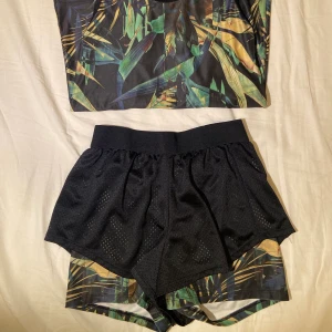 Träningskläder  - Topp och Shorts i superskön kvalite, använd 1-2 gånger. Passar som XS-S🌟👍🏼❤️ köparen står för frakt!
