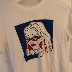 T-shirt med tryck - Så fin t-shirt med tryck på framsidan. Storlek S