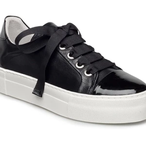 Billi Bi sneakers storlek 37 - Säljer mina mörkblåa (navy) Billi Bi skor i storlek 37, använda max 5 gånger. Skorna är lite stora i storleken men har utan problem använt dem!   Jag kan mötas upp i Stockholm eller frakta för 66kr extra.