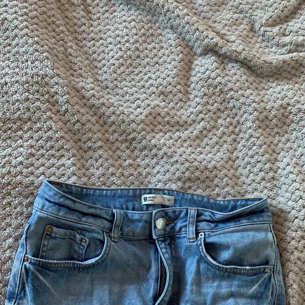 Ett par ljusa raka jeans med slitningar ner till, använda men tvättas innan postningen. Lager: 2st. Jeans & Byxor.