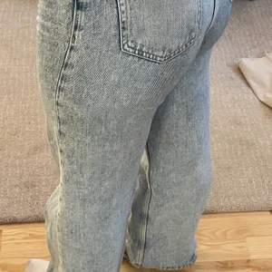 Raka jeans - Populära ljusblåa jeans från monki. Otroligt bekväma, sparsamt använda. Buda privat. Passar s/xs skulle jag säga. 