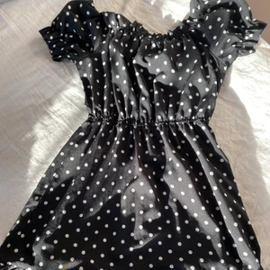 Prickig klänning - Säljer denna prickiga sommarklänningen från SHEIN. Använd ett flertal gånger men i bra skick. 50kr + frakt som köparen står för! Priset går att diskutera vid snabb affär. 