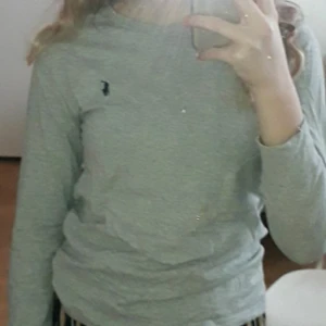 Polo tröja  - En väldigt fin, grå polo tröja som är sällan använd🙌🏼