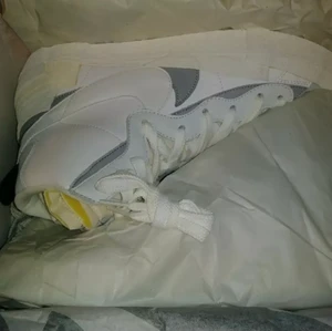 Nike Sacai Blazers - Köptes för 300$ dollar på stock x, storlek 47 men passar mig som 46.   - Nike Blazer Mid / SACAI Grey/White - Dubbla material på ovandelen - Skum i vrist och plös - Extra gummi på tå och häl - Dragflik för lätt på- och avtagning 