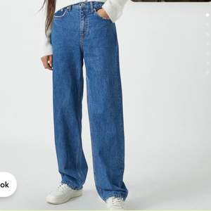 As snygga baggy jeans från pull and bear! Säljer då jag endast använt dom 1 gång sen jag köpte dom🤍 storlek 40 men sitter perfekt på mig som vanligtvis är en 38:a! Originalpris 399kr. Perfekt längd på mig som är 173cm