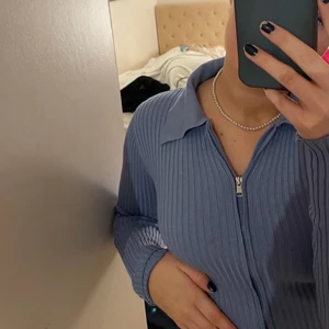 Söt slutsåld topp  - Slutsåld topp från NAKD, köpt förra året och sparsamt använd! Se andra bilden för att se hur tröjan ser ut. Köpt för 349kr! Storlek S