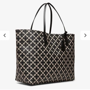 By Malene Birger  - Stor handväska från märket by malene birger i mycket fint skick. Pris kan diskuteras vid snabb affär 🥰