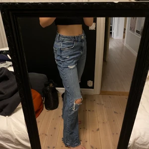 Jeans - Skitsnygga jeans med hål i från berska! Storlek 40 men passar bra på mig som har 38 i vanliga fall. Säljes då de tyvärr inte kommer till användning… jag är 1.73cm lång och längden är prefekt på mig. Köparen står för frakt! 📦💙💘