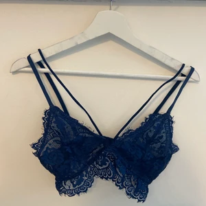 Spetsbh / topp NAKD - Spetstopp med dubbel strap, knappt använd från NAKD. Strl S, passar nog runt 75A-C beroende på hur man vill ha passformen. Tror det samma fast i mörkblå som på bild 2 med ord pris 189 (nakds bild)