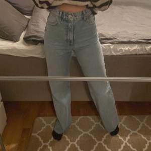 Helt oanvända zara jeans. I stilen ”90s full length”. Jättefina och jättesköna. Köparen står för frakt. Rökfritt hem. Jag är 1,66cm