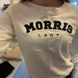 Morris lady sweatshirt i vit och blå, storlek XS.
