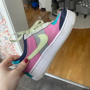 Nike air force 1 som är slutsålda  - Säljer mina Nike air force. Använda endast ett fåtal gånger. Storleken är 38,5. Frakt tillkommer. Buda i kommentarerna 