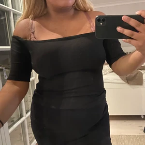 Svart ribbad offshoulder - Säljer denna fina tröja, rubbar material och i strl M🖤70kr