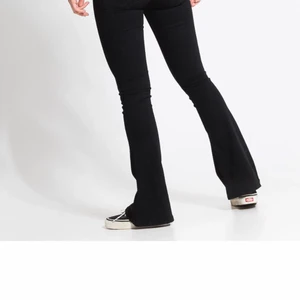 Bootcut jeans St. L - Fina bootcut jeans som är sparsamt använda, uppsydda cirka 1 cm och går över skon på mig som är 170. 