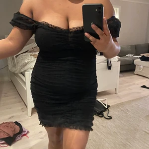 Svart känning - Säljer denna fina klänningen, bara använd vid ett tillfälle och i perfekt skick🖤storlek M, 250kr