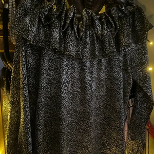 Glittrig Off-shoulder blus - Superfin glittrig of-shoulder blus i nyskick!!