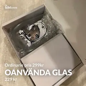 Jag har 2 förpackningar av dessa glas från kosta bodas serie All About You som inte kommer till användning hemma hos mig. Totalt fyra glas alltså, de rymmer 57cl vilket är perfekt både för vatten och vin eller annan god dryck☺️. De är helt oanvända, har endast lämnat förpackningen nu för att ta bilder på. Ordinarie pris är 299kr, men säljer varje 2-pack för 229kr! Bara att skriva om du har några frågor. Kan mötas i Göteborg med omnejd alternativt posta om köparen står för frakt:)