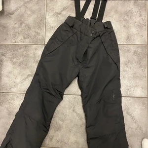 Svarta överdrag  - Svarta överdragsbyxor från Everest!! Storlek 158 och mycket tåliga 