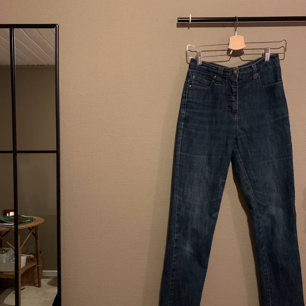 Begagnade jeans i rak passform. För stora för mig som är xs, passar S-M.. Jeans & Byxor.