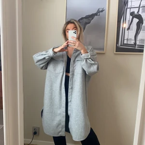 Grå kappa  - Grå kappa, använd fåtal gånger! Köpare står för frakt. 