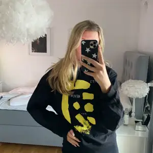 Svart hoodie med gult tryck💛 Storlek S och använd ett fåtal gånger💛