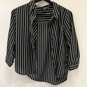Randig skjorta - Randig skjorta från Monki i väldigt fint skick. Lite kortare i ärmarna. 