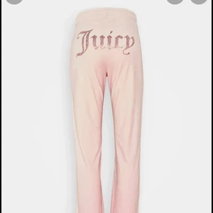 Juicy couture  - Mina fina juicy byxor som tyvärr inte kommer till användning:( dem är i ett jätte bra skick alltså inget fel på dem alls, skriv privat så kan vi komma överens om ett pris! 💕 dem är storlek S och passar perfekt på mig som e ca 170cm!