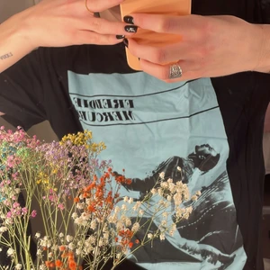 T-shirt - T-shirt från zara med tryck av Freddie Mercury på. Använd Max 3 gånger! 💞