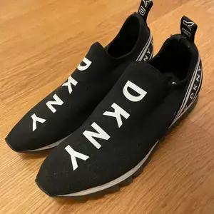 Säljer mina dkny sneakers endast använd 1 gång också, storlek 39. Inga hål eller fläckar fräscha som nya.