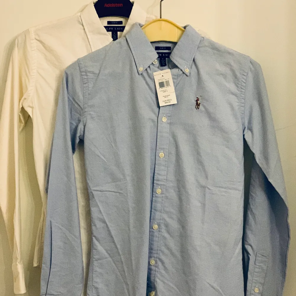 Säljer aldrig använda Ralph Lauren skjortor i XS/34. 150kr/st. . Skjortor.