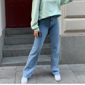 Zara jeans  - Ett par ass snygga jeans ifrån zara. Är i modellen straight leg & man kan klippa de efter sin egna längd, passar under 173cm 💖
