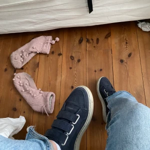 Kardborreband skor! - Riktigt trendiga kardborreband skor. Skorna är marinblå och i läder material. Storlek 38 och i använt skick💓💓köparen står för frakten!