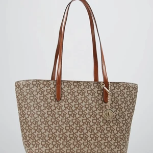 Dkny handväska - Hej säljer min dkny väska, tyvärr ingen användning av den längre. Mycket fin väska som rymmer allt.