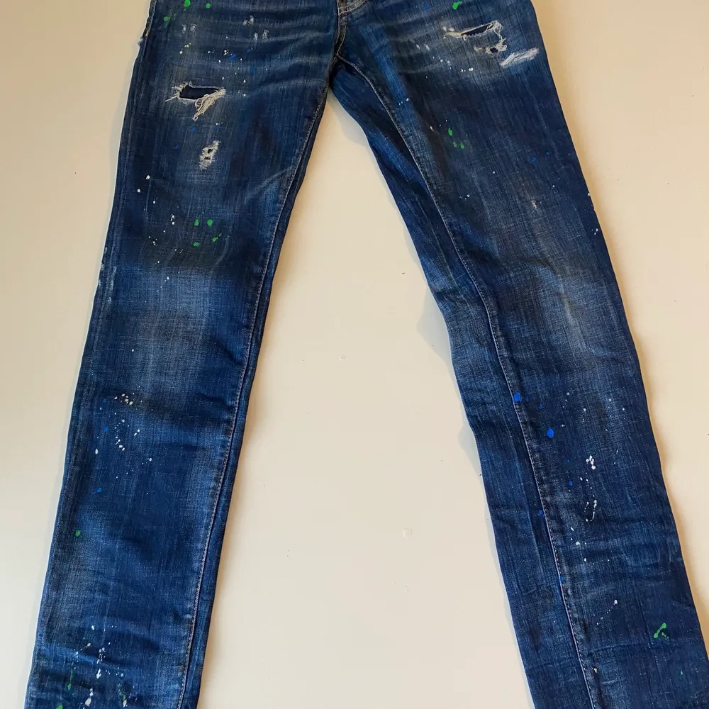 Jeans, stl. Midja 30 tum, Herr Dsquared jeans köpta förra året från man of a kind, använt få tal gånger och är i ny skick. Har kvitto. 3500 kr. Jeans & Byxor.