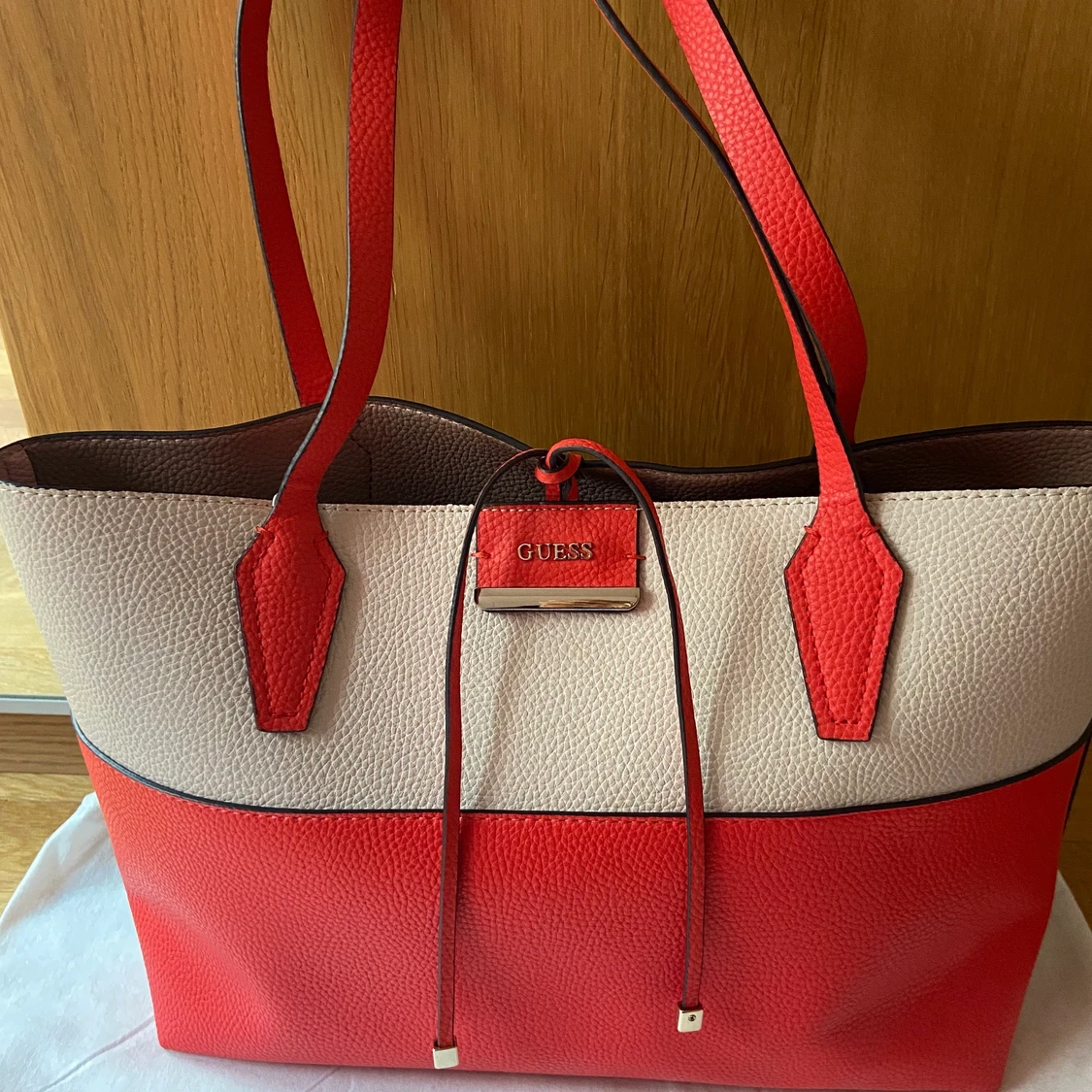 Guess handväska  - 90