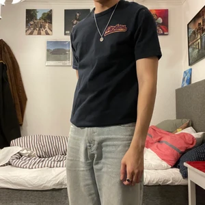 Svart dickies tröja  - Skit fin svart tröja från dickies med cool dickies tryck.💖 Kond 8.5/10. Size medium och sitter ganska loose.❤️ Frakt behandlas av köparen🤌🏻