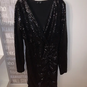Nyårs klänning - Superfin glittrig klänning från vero Moda. Sitter väldigt fint på kroppen tack vare detaljerna ner till. Storlek xs men passar mig som vanligtvis har 36/38. Endast använd en kväll så i superfint skick. Nypris 499kr