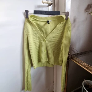 Limegrön stickad tröja - Färgen är mer "limig" i verkligheten, fick inte till färgen pga Samsung kamera. Kan bäras som en cardigan, men även som tröja. 