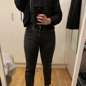 Mom jeans - Fina och bekväma jeans från GinaTricot. Använda fåtal gånger och är som nya. Lite för korta på mig som är 170 cm