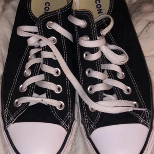 converse  - svarta converse, använda 1 gång så i nyskick. Skriv vid fler bilder eller frågor, kolla även mina andra annonser!! 