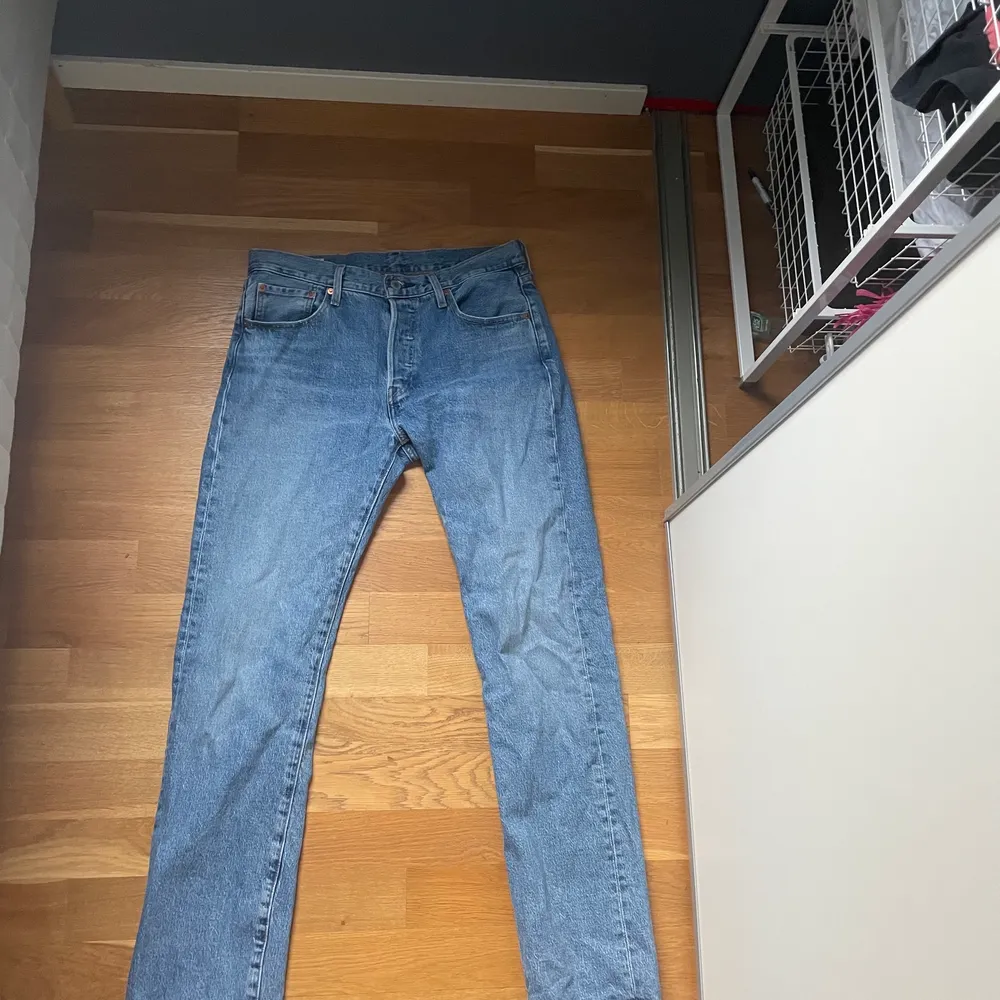 Levis 501 30/32 i storlek. Knappt använda . Jeans & Byxor.