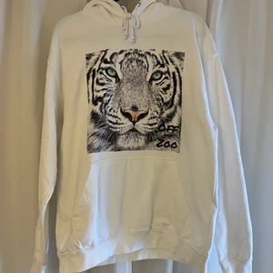 Hoodie med tryck  - Hoodie med tryck från Off Zoo i storlek L!🌟