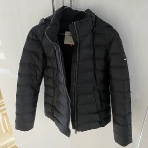 Tommy hilfiger dunjacka - Dunjacka från Tommy hilfiger (jeans), köpt på Zalando för cirka 2000kr, använd några gånger men den är i väldigt fint skick! Storlek XS, skriv för fler bilder, frågor eller bud!💕