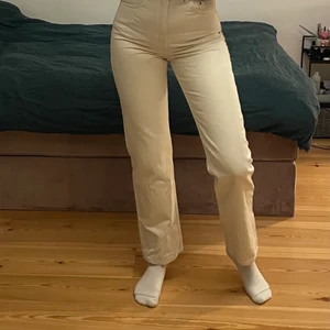 Weekday jeans - Jättefina beiga jeans från weekday i storlek w27 l32 där av lite korta för mig. Jeansen är använda endast en gång