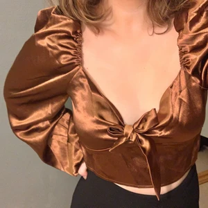 Satinblus- oanvänd! - Oanvänd satinblus köpt utomlands på Stradivarius! Perfekt inför jul ✨ Inköpt för 299 och endast provad!