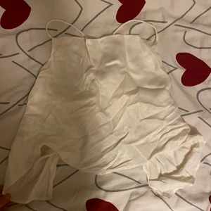 Festtopp i silke ✨ - Silketopp med öppen rygg, aldrig använd✨