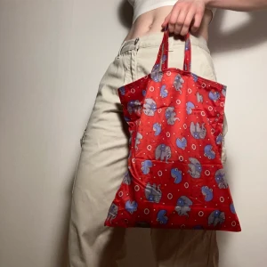 Tygkassar - Min mormor har sytt dessa tygkassar av nylon material. Av vissa finns det flera. De är i lite olika storlekar, men ungefär 35*30 i storlek. Skriv till mig vid frågor! Frakt tillkommer.