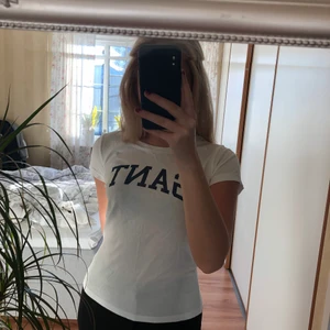 Gant t-shirt - Enkel gant t-shirt vit med marinblå text . Super bra skick endast använt någon enstaka gång.storlek xs. Köparen står för frakten.